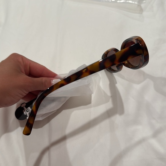 NWT Amazon oval sunglasses - women - Picture 3 of 4